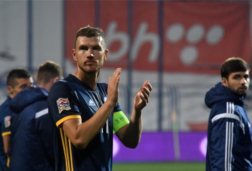 Bosniens Kapitän Edin Dzekonach dem UEFA Nations League spiel gegen Nordirland am 15.Oktober 2018. (Photo by ELVIS BARUKCIC / AFP)